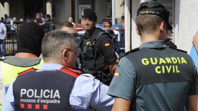 Mossos y guardias civiles, en una operación.