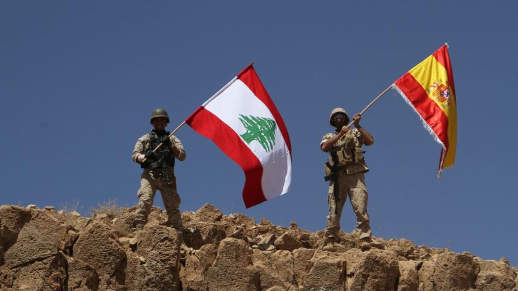 Soldados del Ejército libanés ondean la bandera española.
