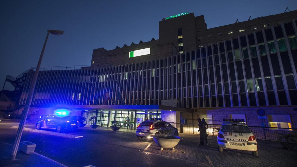 Cuerpos de seguridad en el hospital de Valme (Sevilla).