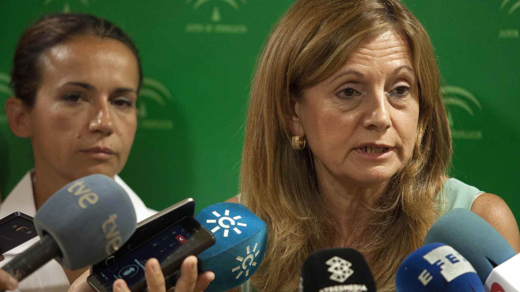 La consejera de Salud de la junta de Andalucía, Marina Álvarez (d) y Silvia Calzón (i), gerente del hospital de Valme (Sevilla), ante los medios tras la muerte de la mujer.