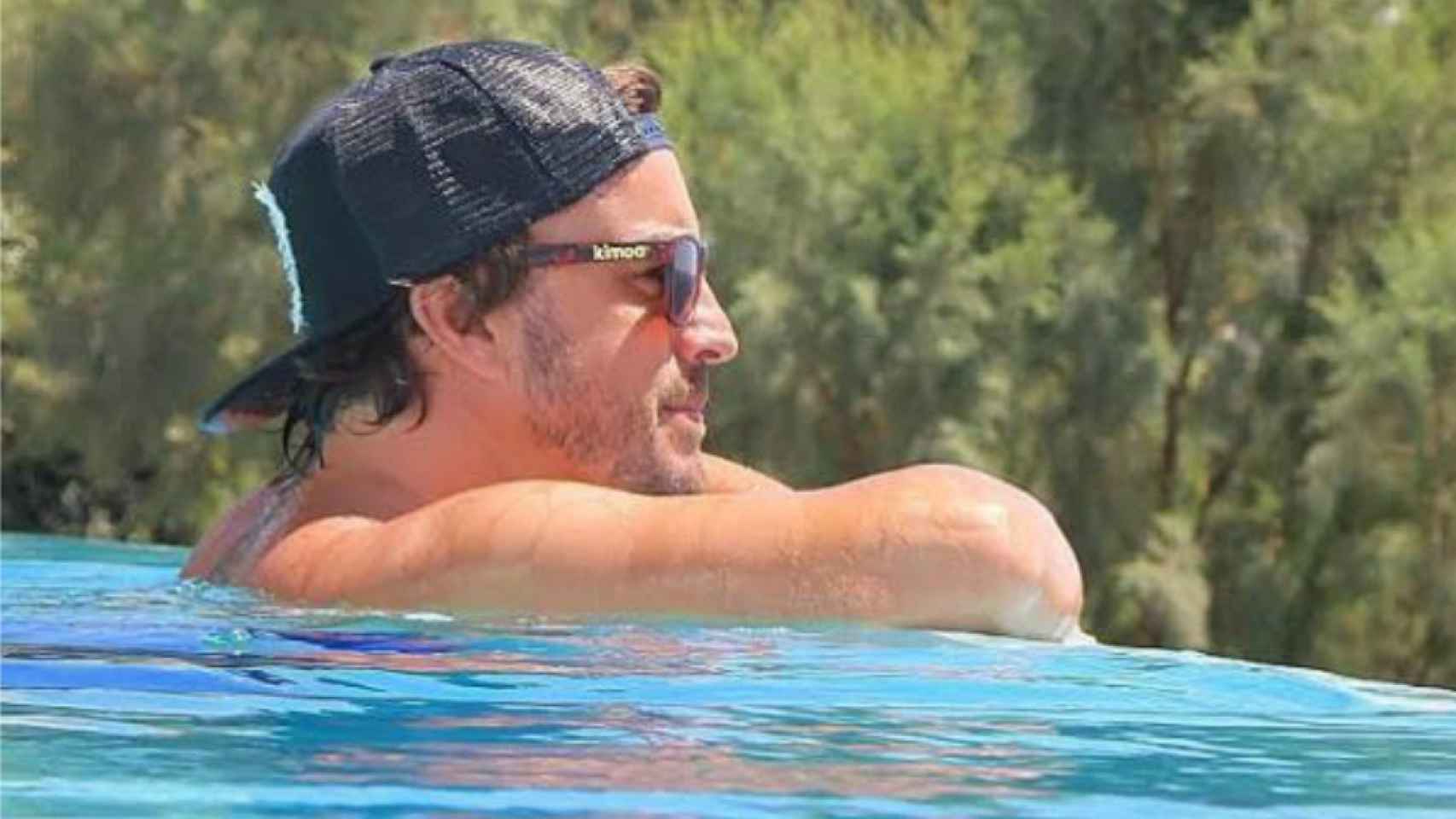 Fernando Alonso disfrutando en la piscina de la villa.