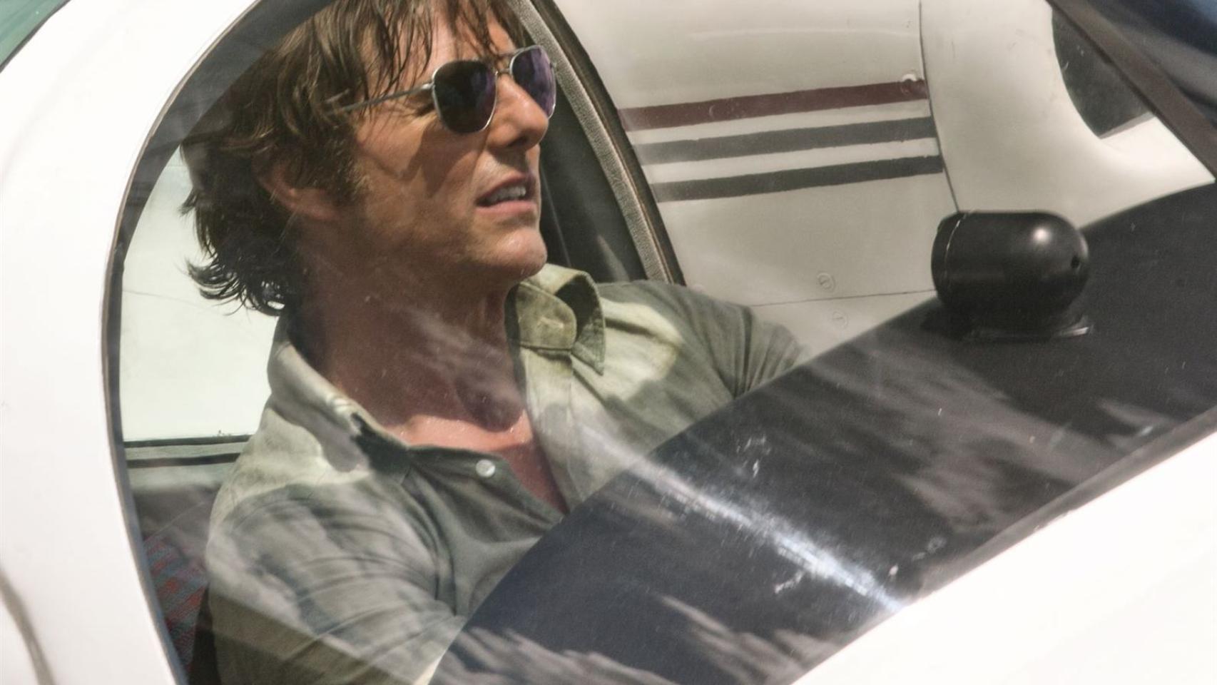 Tom Cruise interpreta al narco y agente de la CIA, Barry Seal.