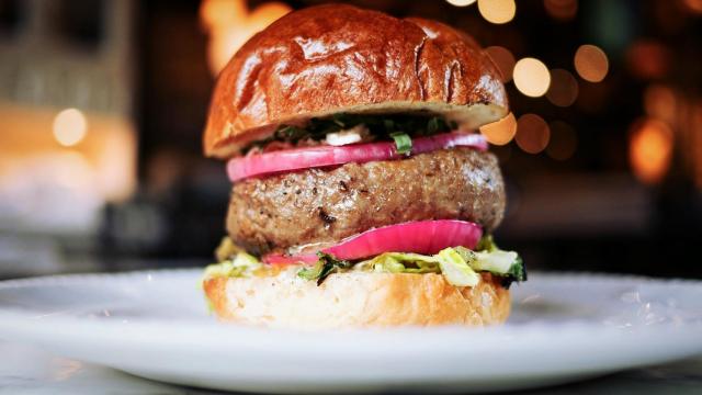 Una sabrosísima hamburguesa hecha con carne de vacuno.