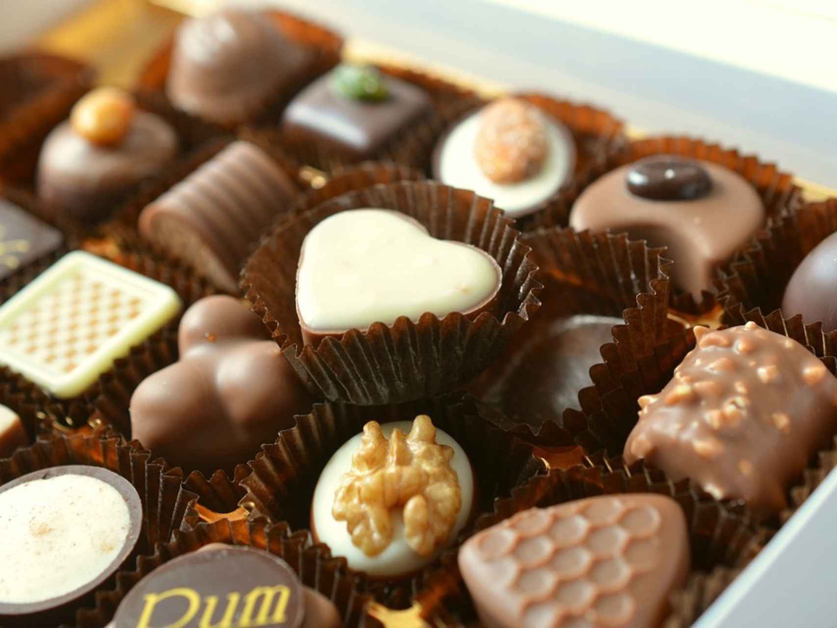 Una caja de bombones  de chocolate.