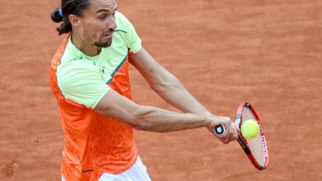 Alexander Dolgopolov devuelve una bola.