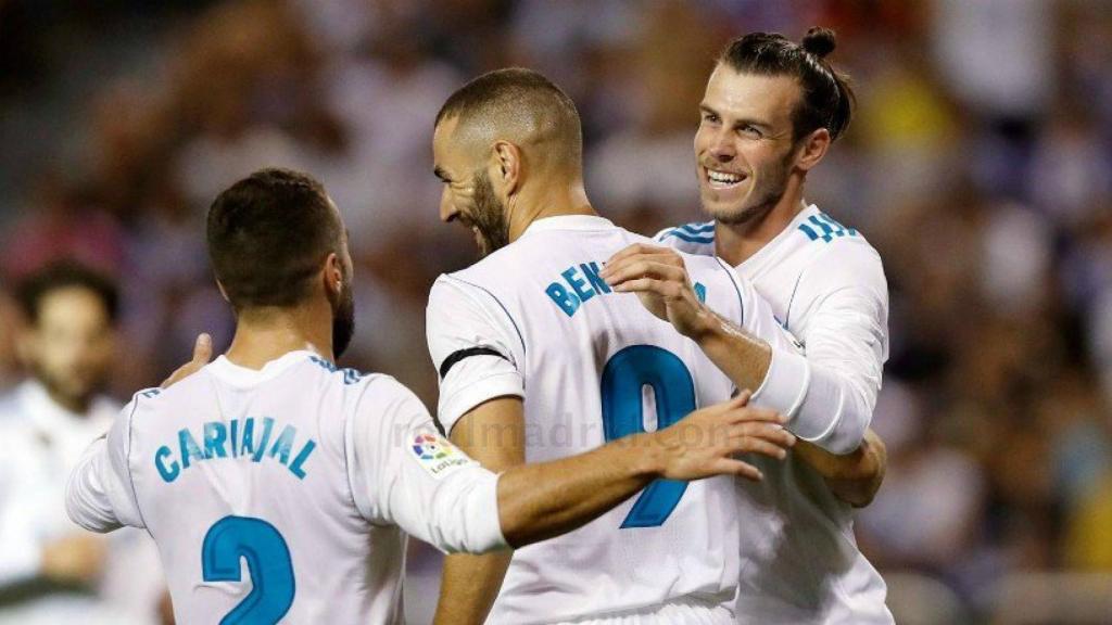 Carvajal, Benzema y Bale se abrazan en Riazor