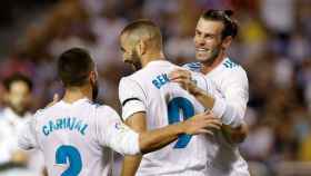 Carvajal, Benzema y Bale se abrazan en Riazor