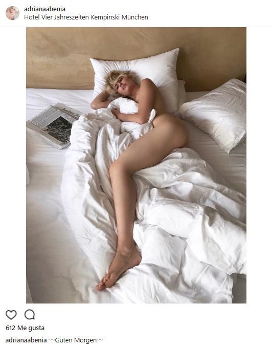 Adriana Abenia posa desnuda en la cama