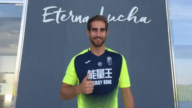 Pablo González posando con la camiseta del Granada