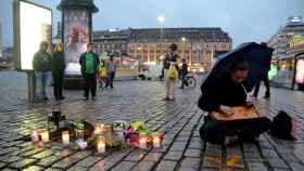 Unas velas conmemoran a las víctimas pocas horas después del ataque en Finlandia.