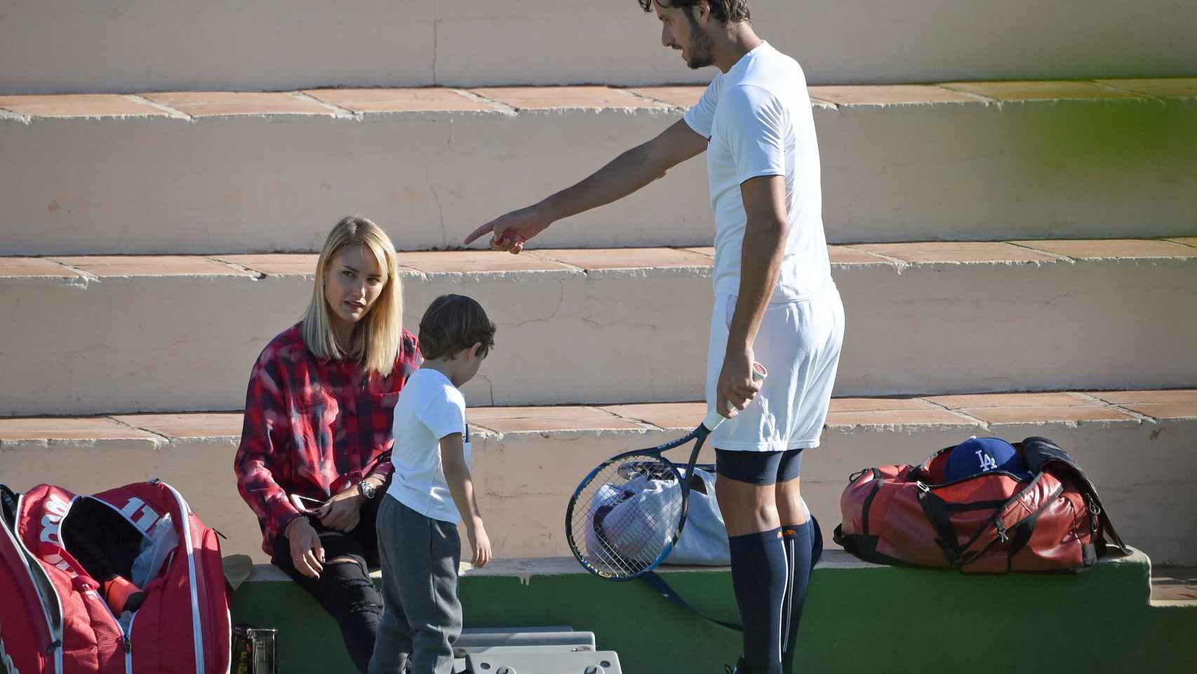 Feliciano juega al tenis con el pequeño Lucas, bajo la atenta mirada de Alba.
