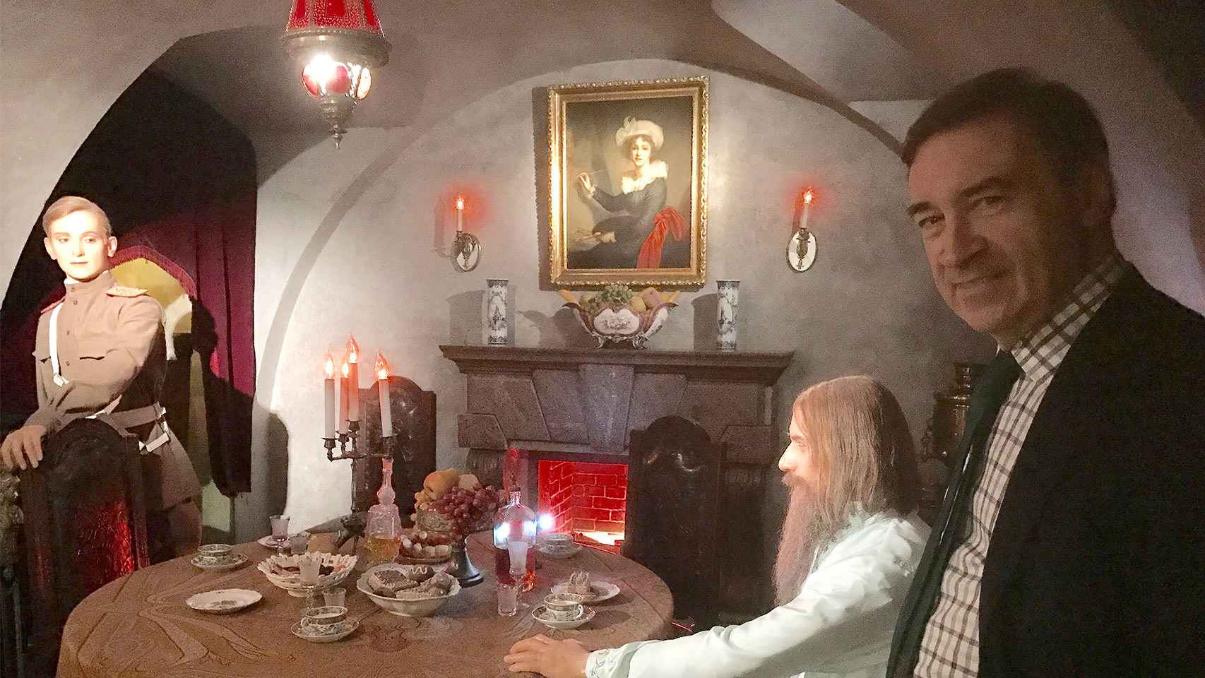 En el sótano del Palacio de los Yusupov, ante la representación de la última cena de Rasputin con el príncipe Félix.