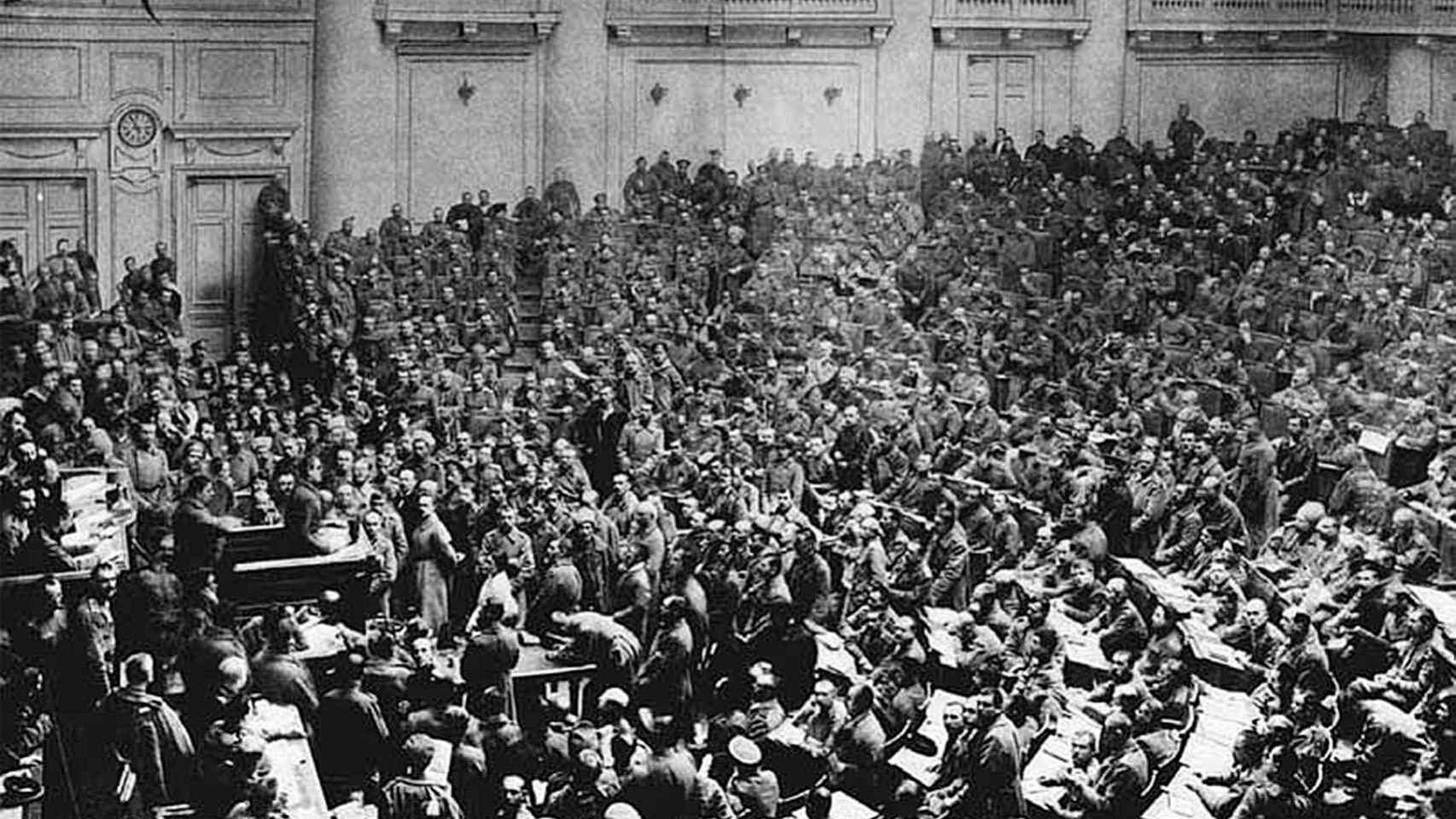 Asamblea del soviet de soldados de San Petersburgo en el hemiciclo de la Duma en el Palacio de Tauride en la primavera de 1917.