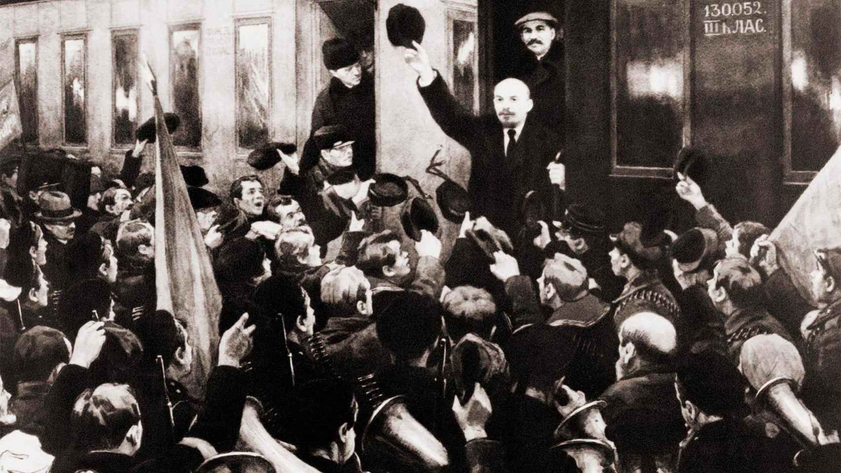 Lenin saluda desde el estribo del vagón en la Estación de Finlandia. Entre el gentío se aprecian los trombones de la banda que tocaba La Marsellesa.