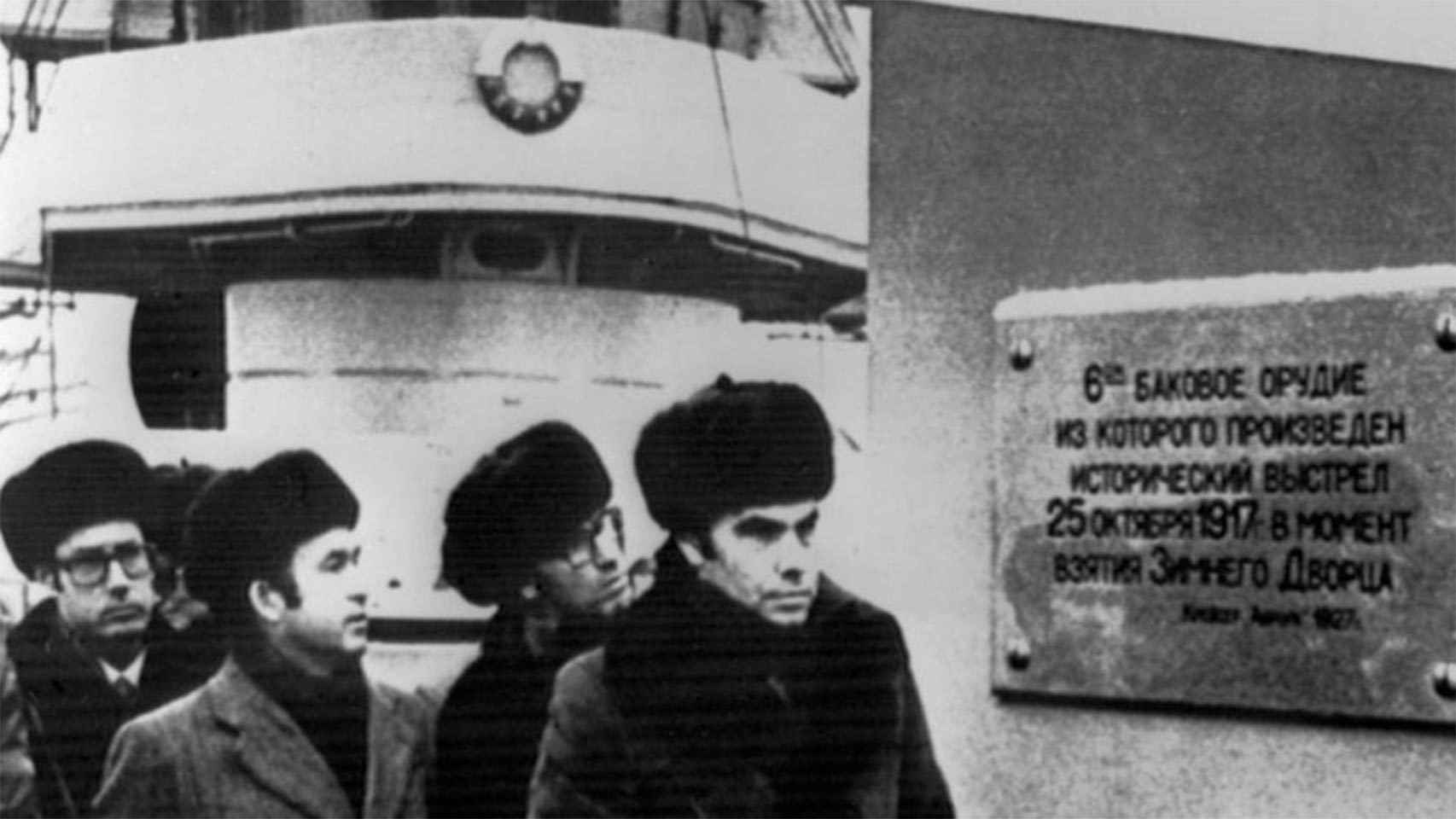 Felipe González, Guerra y Boyer durante su visita al Aurora en 1977 en Leningrado.