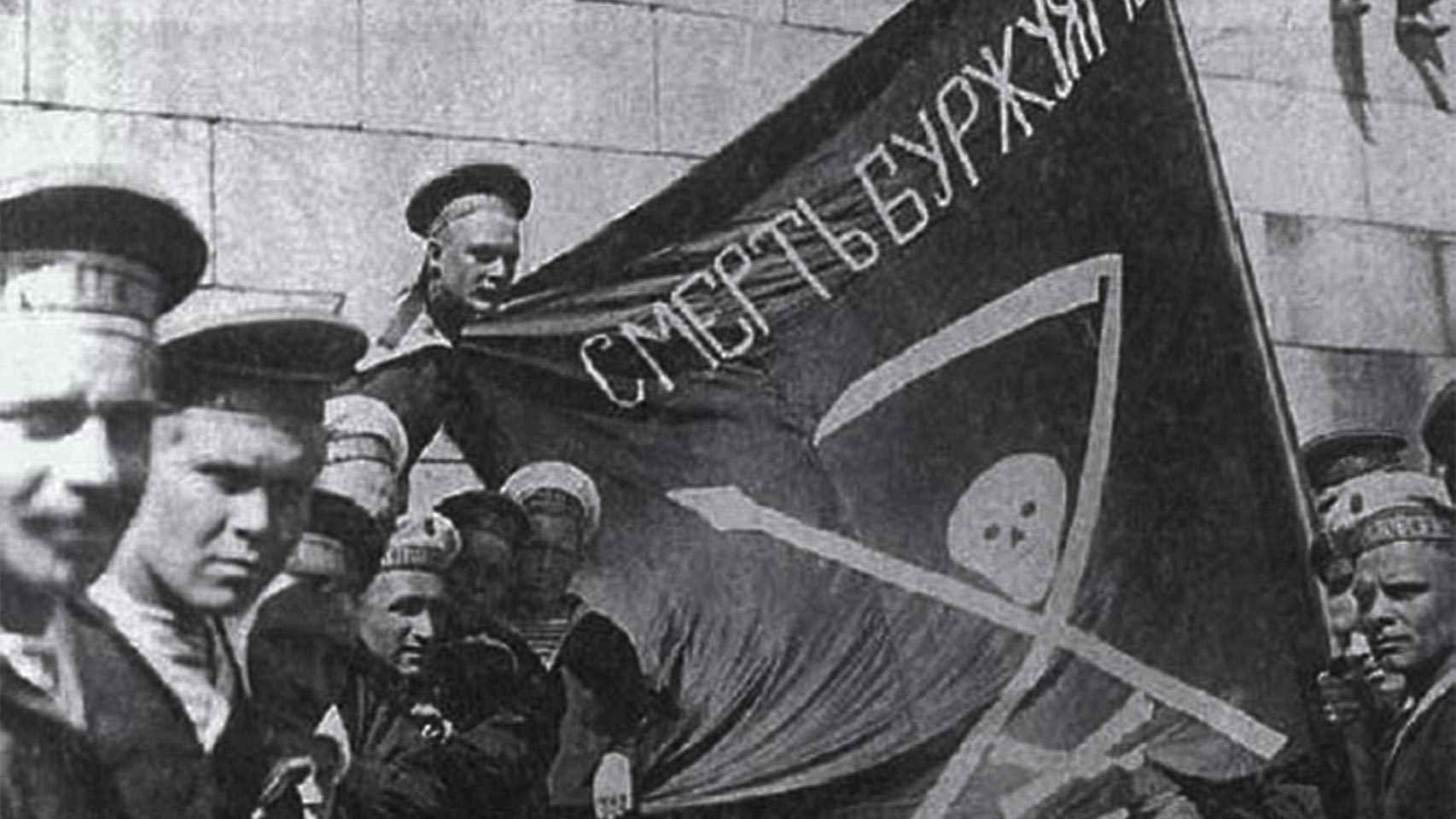 Los marineros sublevados en Kronstadt contra las autoridades bolcheviques exhiben una bandera que denota su ideología anarquista.