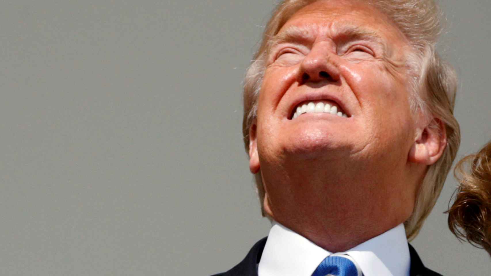 Donald Trump contemplando el eclipse sin la protección adecuada.