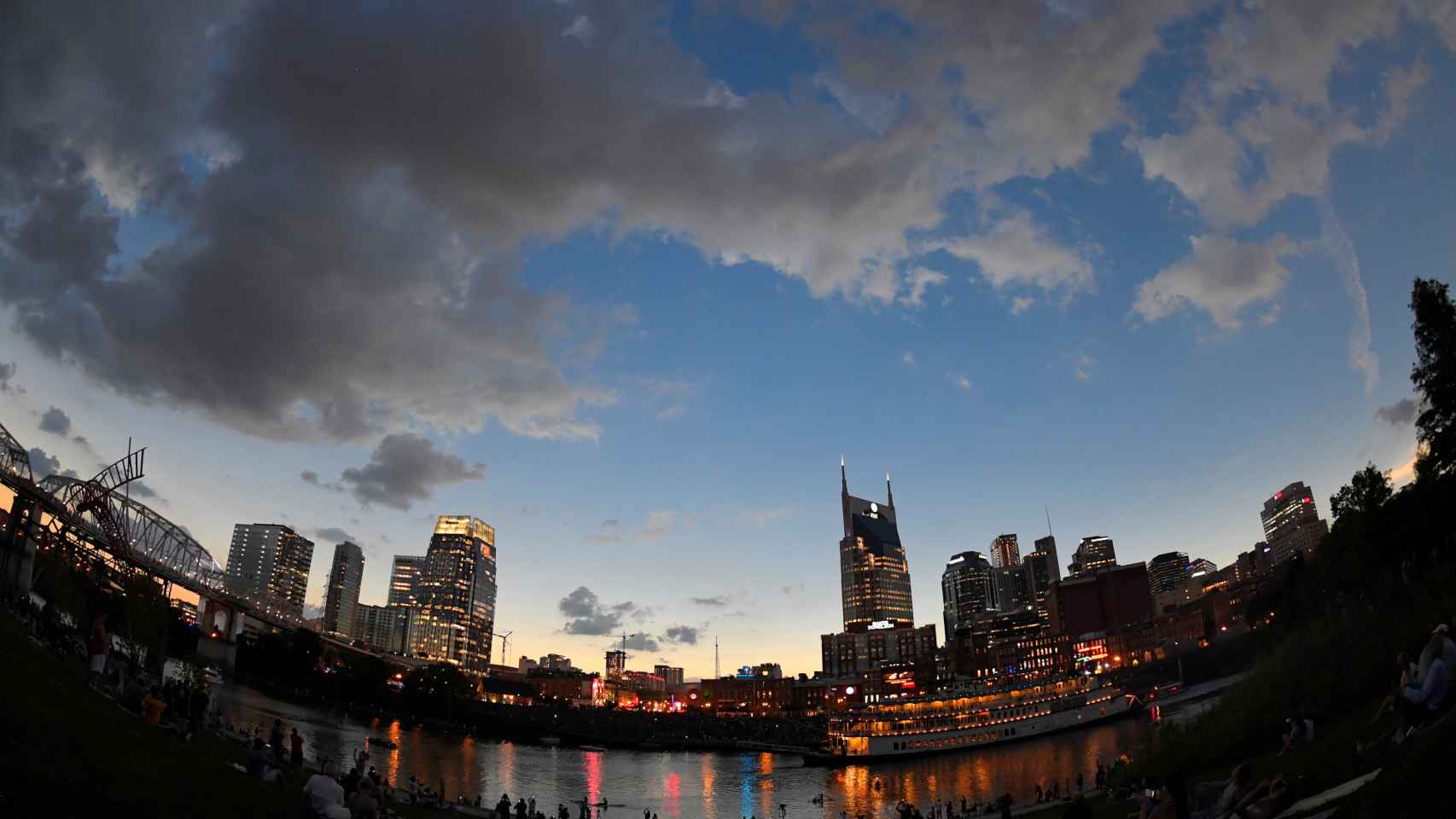 Los rascacielos de la ciudad de Nashville durante el eclipse.