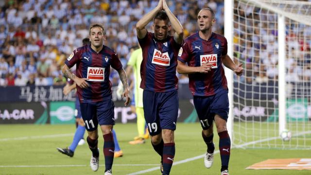 El delantero brasileño del Eibar Charles Dias (c), celebra su gol.