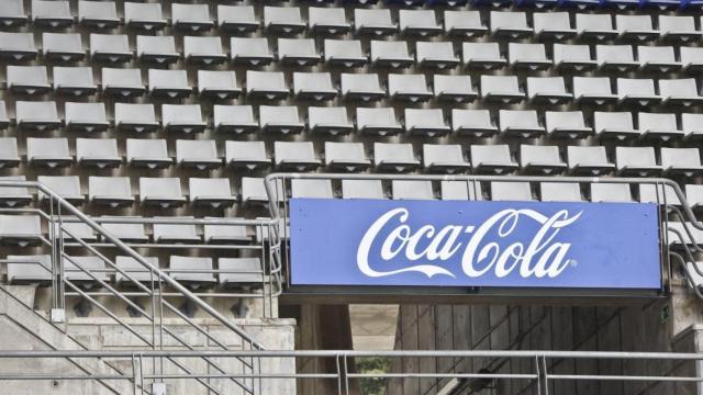 La publicidad azul de Coca-Cola en el estadio Carlos Tartiere.