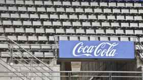 La publicidad azul de Coca-Cola en el estadio Carlos Tartiere.