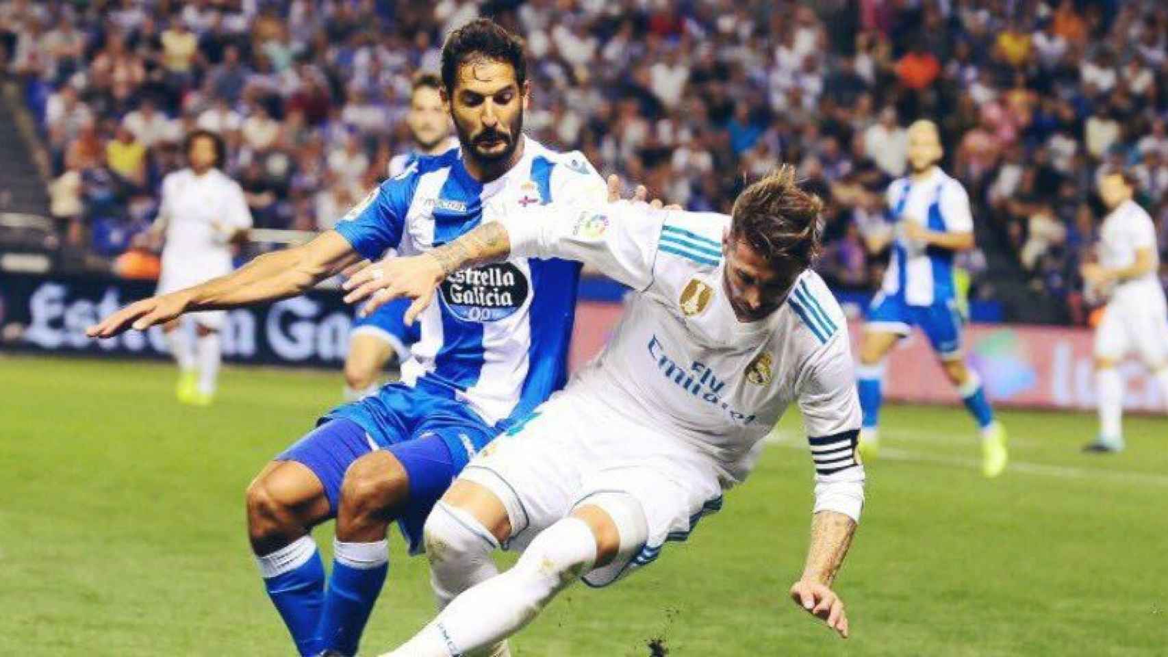 Borges disputa un balón con Ramos. Foto Twitter (@CelsoBorgesCR)