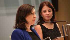 Sobre Margarita Robles (en la foto, con Adriana Lastra) ha recaído la responsabilidad de comunicar.