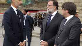 Felipe VI el pasado viernes junto a Mariano Rajoy y Carles Puigdemont.