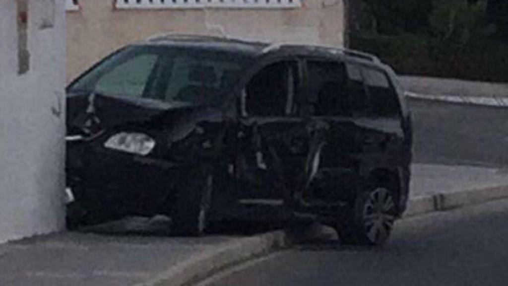 Estado en que ha quedado el vehículo tras estrellarse contra un muro.