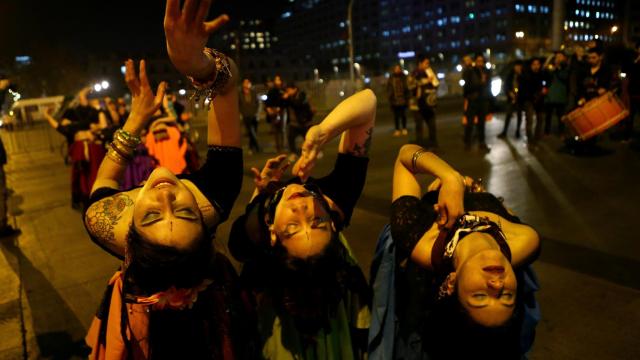 Manifestantes a favor de la despenalización del aborto se manifiestan en Santiago de Chile.