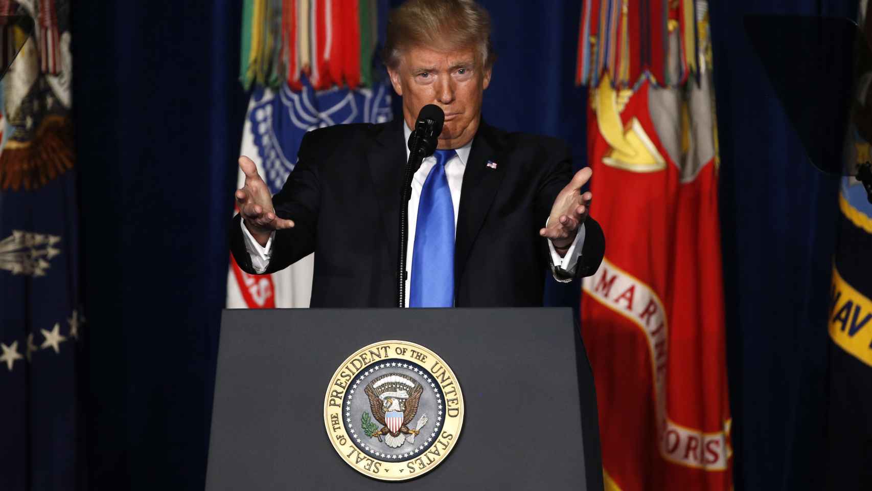 Trump anuncia su nueva política para la guerra en Afganistán en Fort Meyer, Virginia