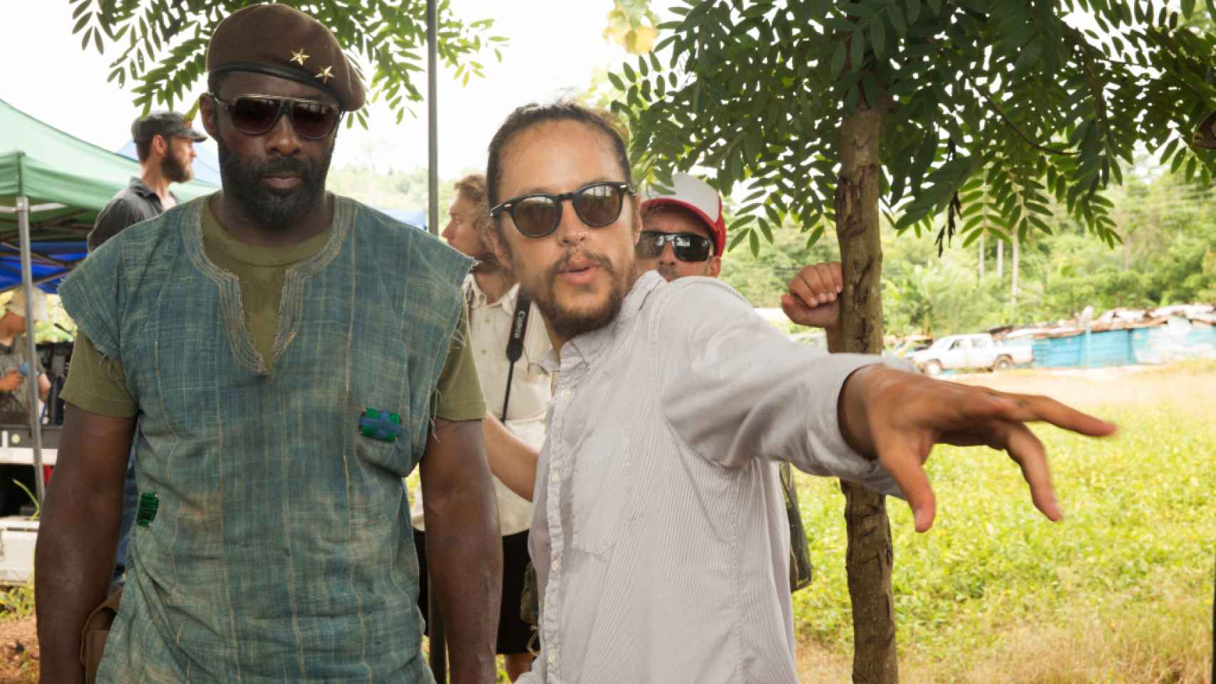 Cary Fukunaga dando órdenes a Idris Elba en la película de Netflix 'Beasts of no nation'