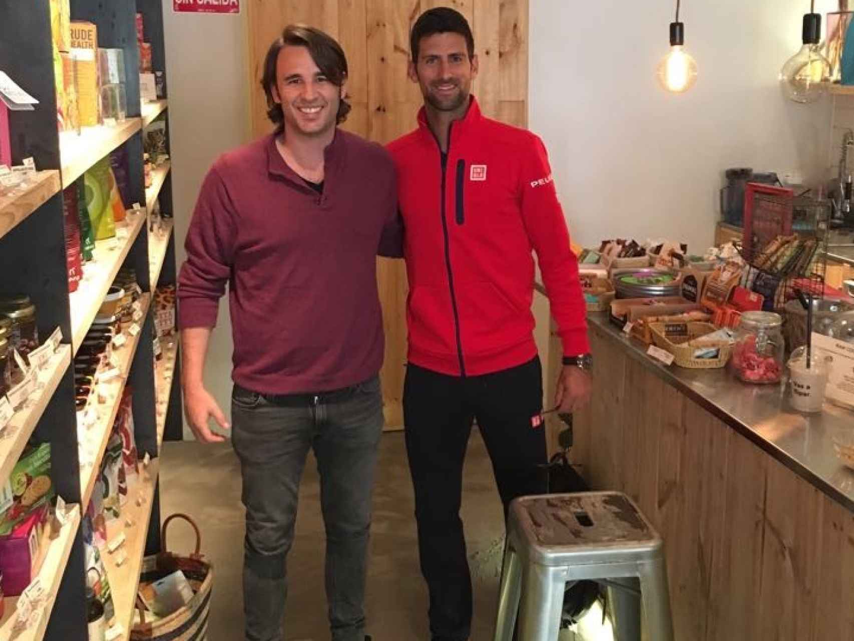 Íñigo Pan de Soraluce y Novac Djokovic en la tienda Fit Food de Augusto Figueroa.
