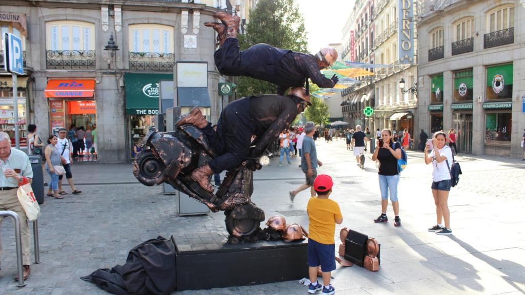 En un buen día las estatuas humanas ganan hasta 300 euros.