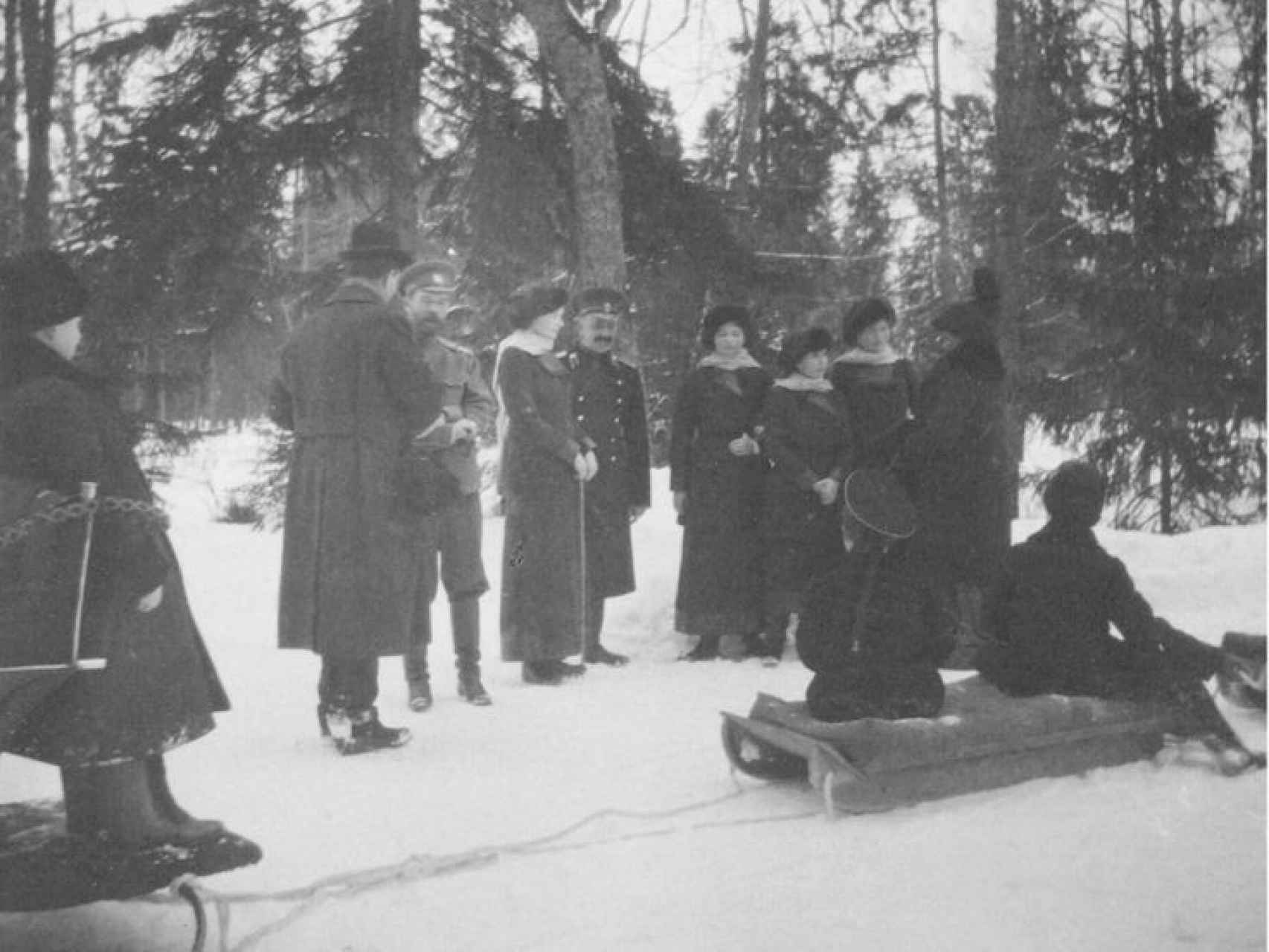 Nicolás II, Alejandra, sus cuatro hijas y el zarévich Alexei –sentado en el trineo- durante sus días felices en Tsárskoie Seló.