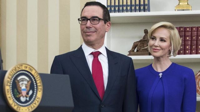 Steve Mnuchin junto a su controvertida esposa, la actriz escocesa Louise Linton