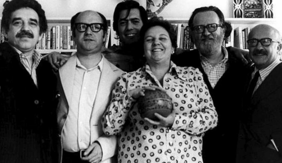 Carmen Balcells rodeada por Gabriel García Márquez, Jorge Edwards, Mario Vargas Llosa, José Donoso y Ricardo Muñoz Suay en 1974. Foto: Archivo Balcells.