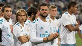 Nacho, Modric y Kovacic observan durante la entrega del Trofeo Santiago Bernabéu. Foto: Pedro Rodríguez / El Bernabéu