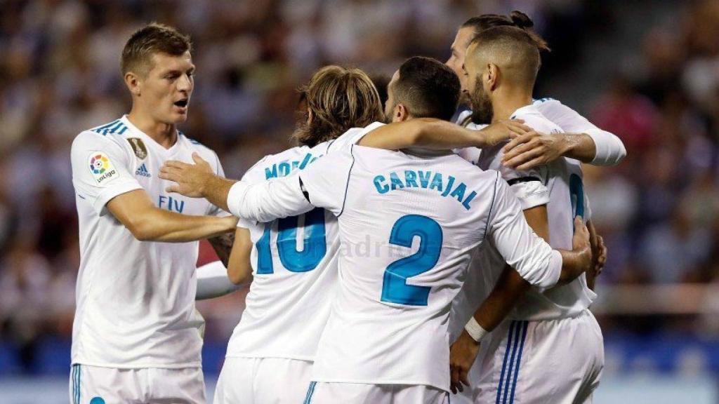 Los jugadores del Madrid se abrazan en Riazor