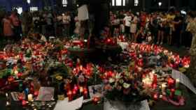Centenares de velas en La Rambla como recuerdo a las víctimas del atentado