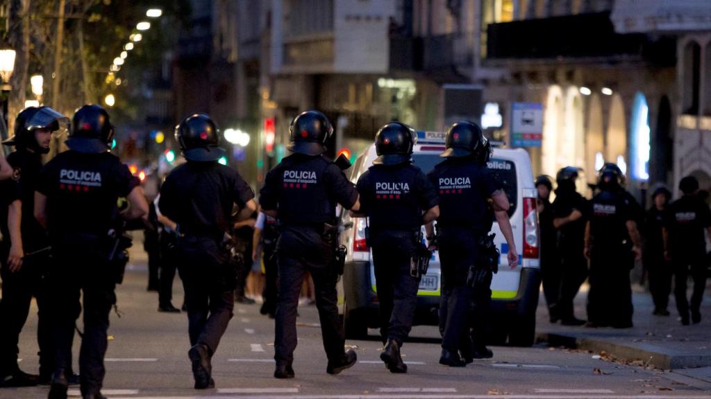 Un grupo de Mossos d'Esquadra momentos después del atropello de Las Ramblas