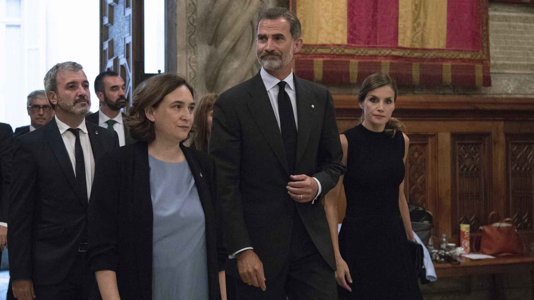 Los Reyes Felipe y Letizia junto con la alcaldesa de Barcelona, Ada Colau.