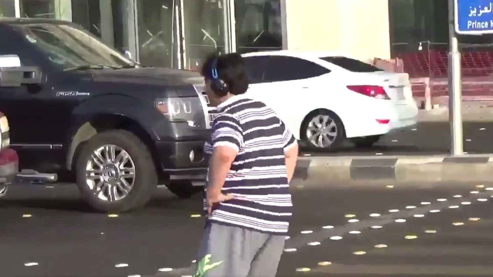 El adolescente de 14 años bailando la Macarena en un paso de cebra.
