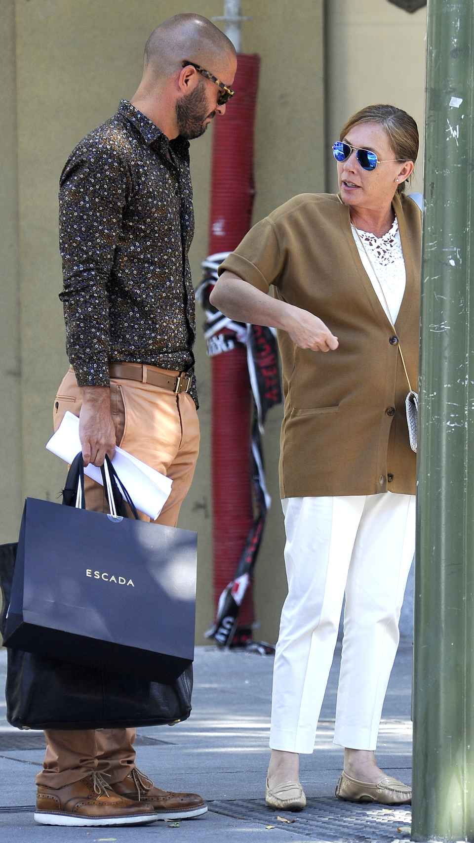 Elvira Rodríguez y Jaime de los Santos de compras por las calles de Madrid.