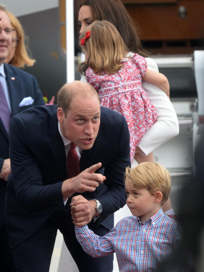 Jorge junto a su padre, Guillermo de Inglaterra.