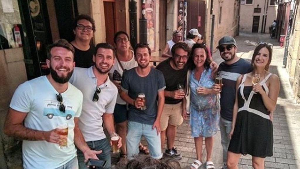 Los novios, junto a algunos de los invitados, han tapeado este jueves en Logroño.