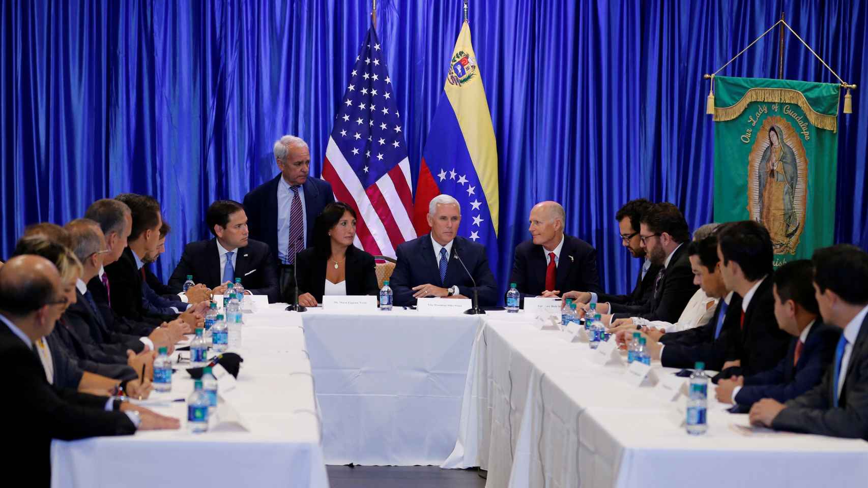 Pence se reúne con miembros del exilio venezolano en Miami.