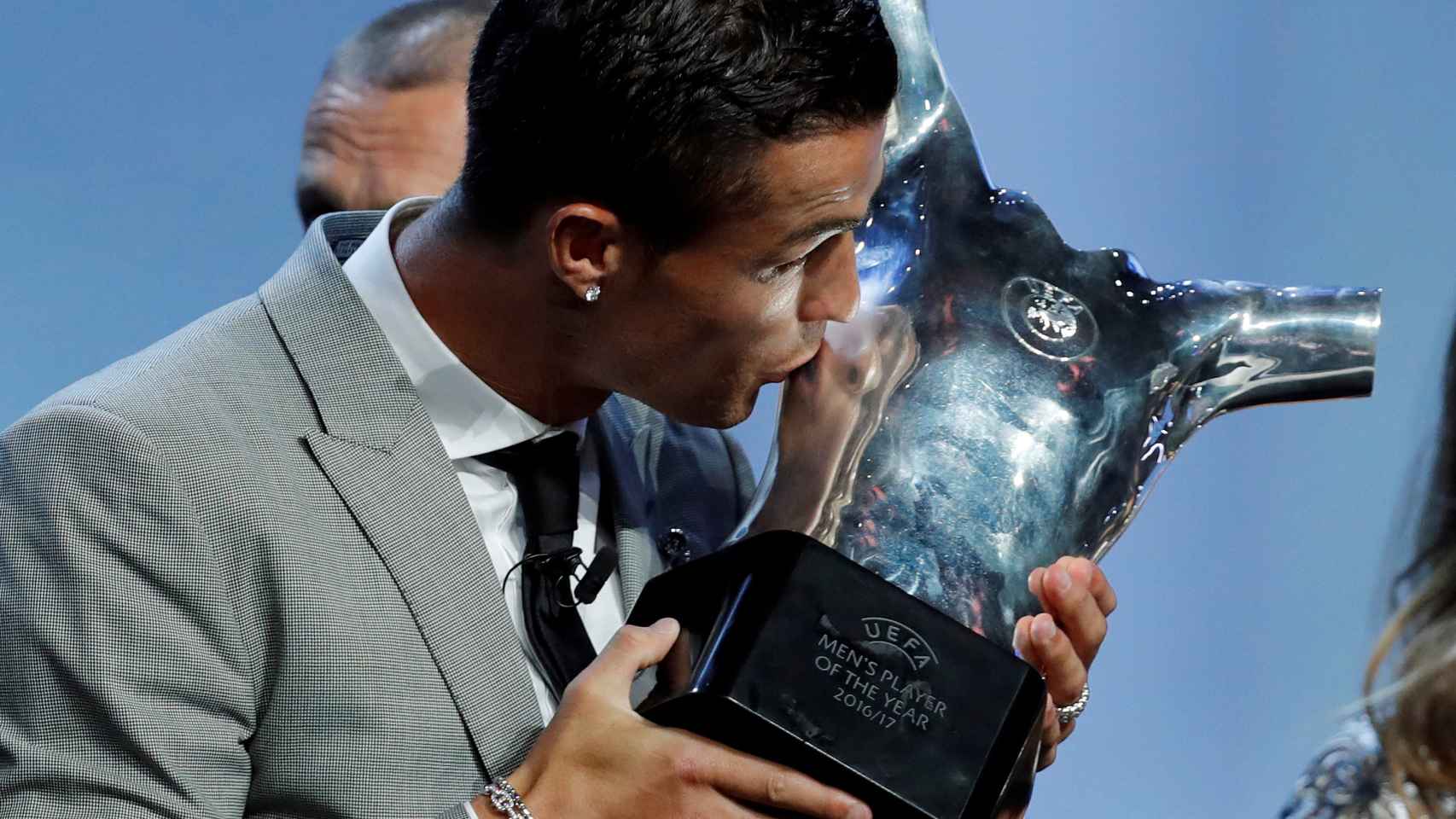 Ronaldo, besando su trofeo. REUTERS