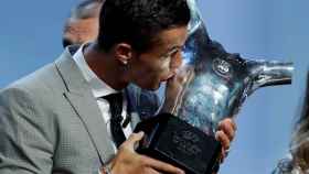 Ronaldo, besando su trofeo. REUTERS