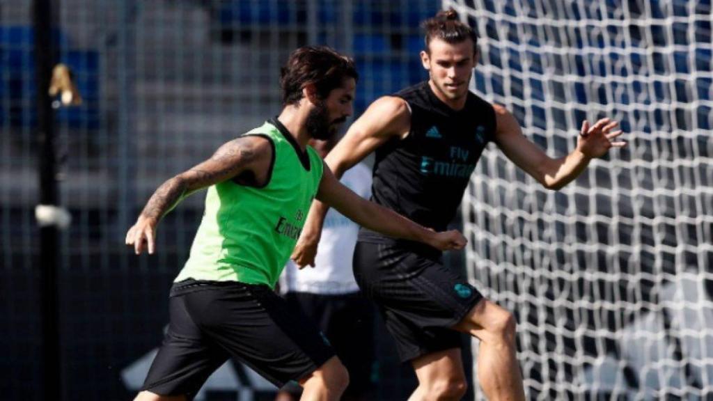 Isco intenta irse de Gareth Bale